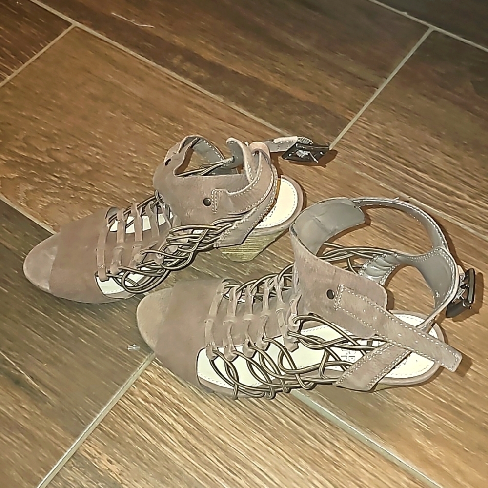 VINCE CAMUTO HEEL SZ 6.5 CAMEL